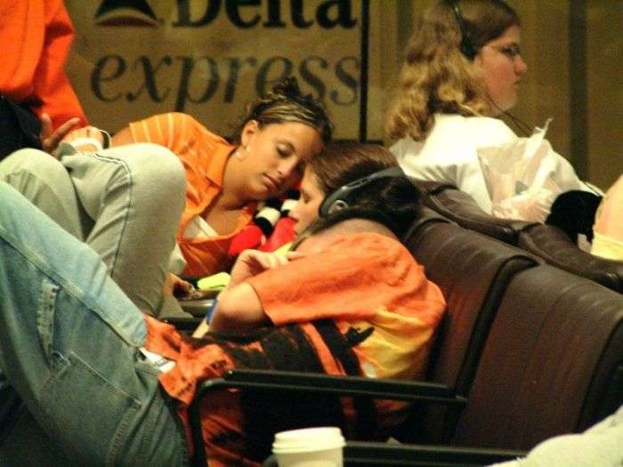 Сплячі в аеропорту (18 фото)