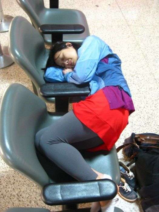 Сплячі в аеропорту (18 фото)