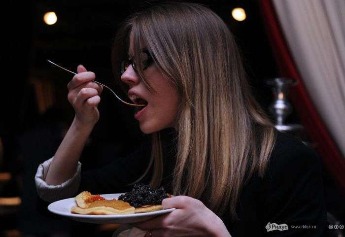 Конкурс на поїдання чорної ікри (12 фото)