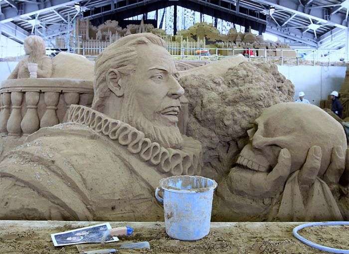 Як створюються скульптури з піску (16 фото)