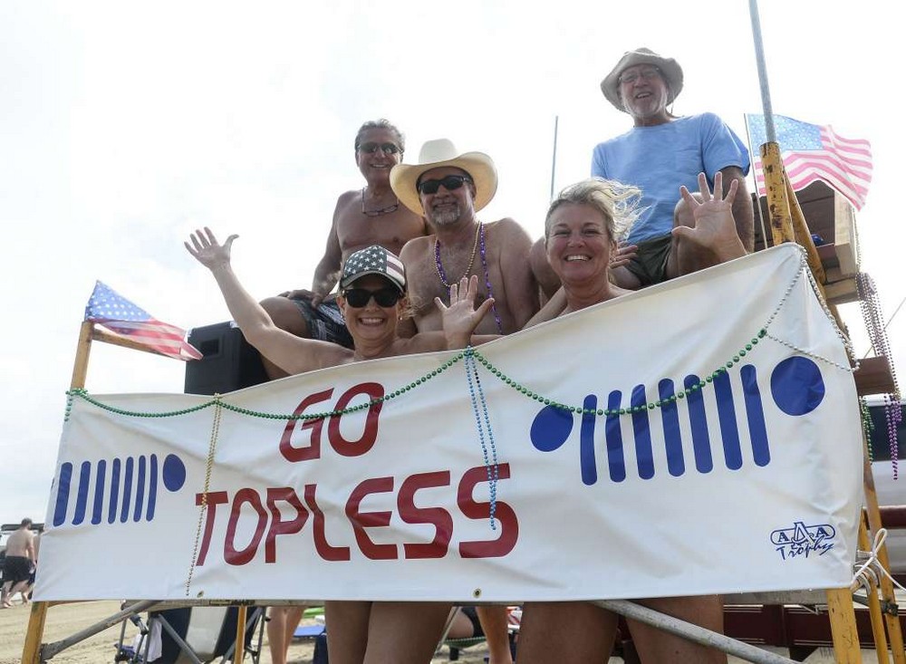 Анархия на вечеринке «Go Topless» в Техасе: один джип сожгли, массовые драки и боле 120 задержанных МиР