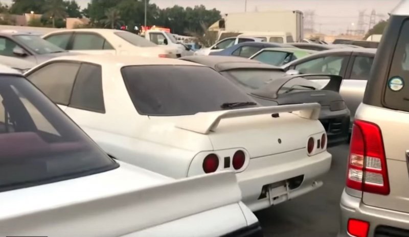 В Дубаи нашли свалку с брошенными Toyota Supra и Nissan Skyline GT-R   Интересное