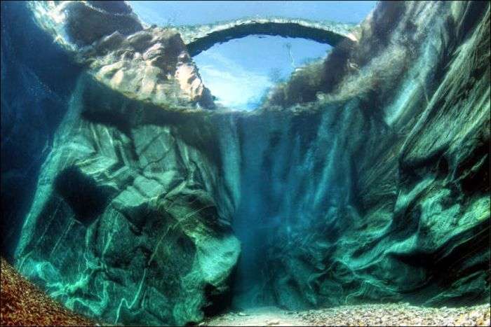 Кришталево чиста вода річки Верзаска (12 фото)