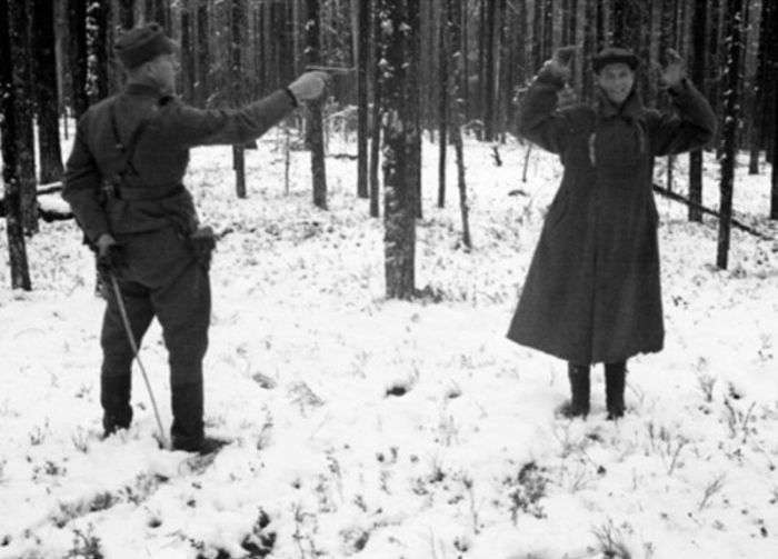 Радянський розвідник дивиться в обличчя смерті (3 фото)