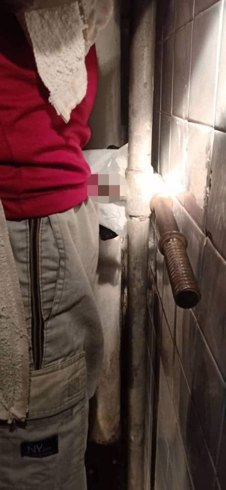 Подросток занялся сексом с водопроводной трубой и намертво в ней застрял Приколы