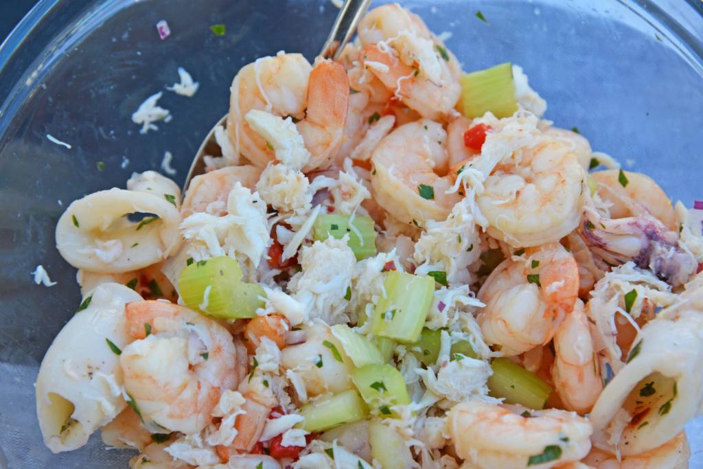 Салат из кальмаров, крабовых палочек и креветок: рецепты приготовления Кулинария