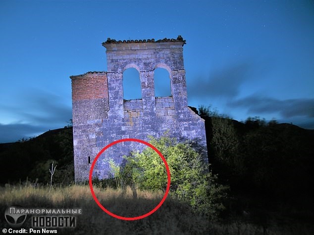 В заброшенной деревне засняли тень невидимки, а потом фотограф нашел на своем теле странные царапины Тайны и мифы