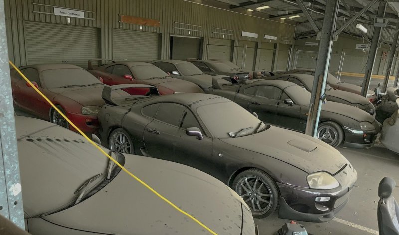 В Дубаи нашли свалку с брошенными Toyota Supra и Nissan Skyline GT-R   Интересное