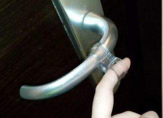 Ось навіщо за кордоном на дверні ручки надягають силіконові кільця