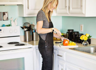 Монохром. Ви зможете нарізати вісім метрів тканини на тонкі смужки? Тоді зробіть це