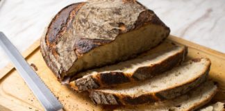 Елементарний спосіб, як зберегти хліб свіжим в 3 рази довше