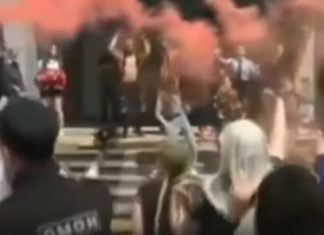 «У країні, де не можна навіть голосно чхнути, вони просто танцюють»: Батьків учасниці БДСМ-флешмобу оштрафують.