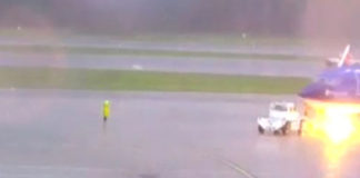 Кара небесна: співробітник аеропорту отримав жахливий удар блискавки на очах у друзів