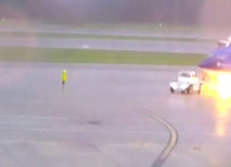 Кара небесна: співробітник аеропорту отримав жахливий удар блискавки на очах у друзів