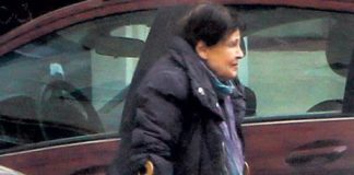 Чого це він все за старими актрисами доглядає ?