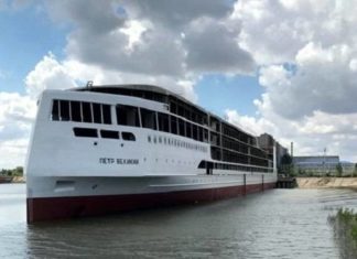 Круїзний лайнер «Петро Великий» спущений на воду