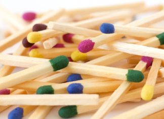 Чому після згоряння сірник утворює форму шпильки?