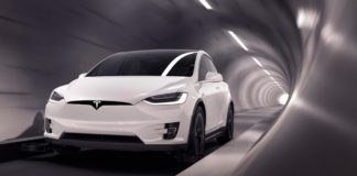 Під землею або по трасі? Дві Tesla Model 3 воювали в незвичайній гонці