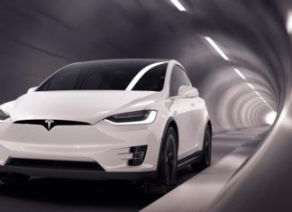 Під землею або по трасі? Дві Tesla Model 3 воювали в незвичайній гонці