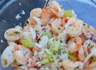 Салат з кальмарів, крабових паличок і креветок: рецепти приготування