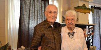 Подружжя прожило разом 62 років, померли з різницею в 1,5 години, взявшись за руки