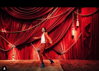 Дівчина два місяці носила один костюм