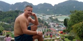 Втратив сімю в пожежі і тепер гуляє по закордонах?