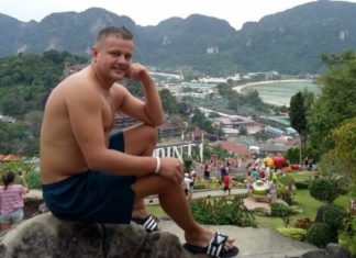 Втратив сімю в пожежі і тепер гуляє по закордонах?