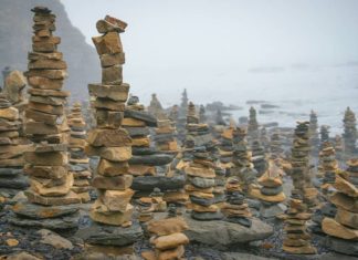 «Розмножуються» камяні піраміди на пляжі у Владивостоці