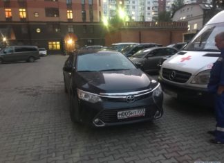 Король життя не випускав швидку допомогу з двору