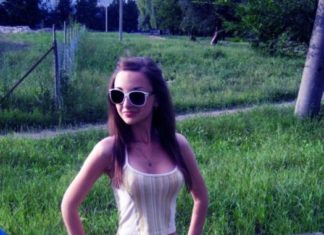 Дівчата фотографуються в затишній домашній обстановці