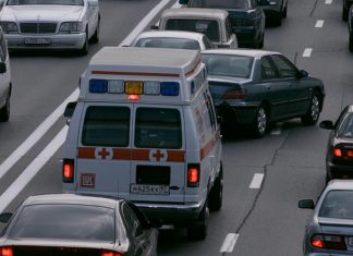 Чи можна, поступаючись дорогу машині з мигалкою, порушувати ПДР?