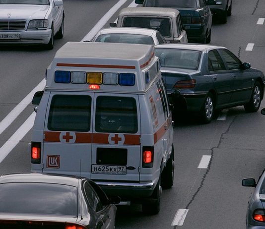 Чи можна, поступаючись дорогу машині з мигалкою, порушувати ПДР?