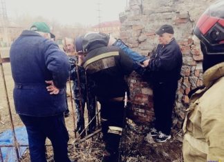 В Омську терміново зрізають штирі на парканах біля шкіл
