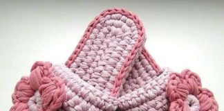 Такі миленькі і затишні тапочки можна повязати з трикотажної пряжі собі або на подарунок.