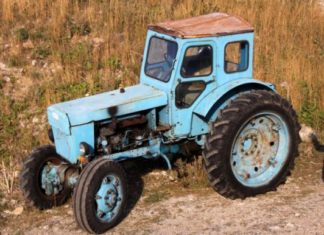 Анекдот про недосвідченого тракториста
