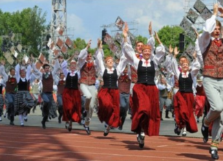 Чому Латвії російська мова поперек горла?