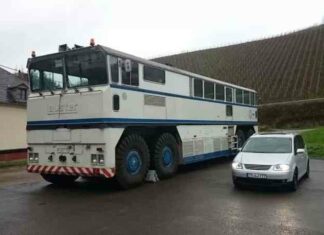 Величезна вантажівка lauster mf-60, схожа на тепловоз