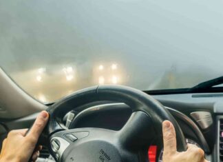 Запотівають скла в машині? причини та їх рішення