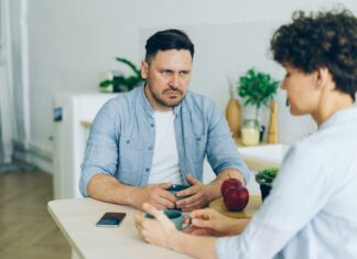 Мы Уверены в Непонимании: Как Предвзятость Подрывает Наше Знание Других