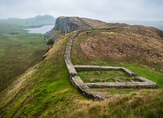 Стіна Адріана: оборонна римська стіна, яка захищала кордон Британії протягом 300 років.