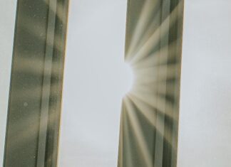 Вчені створюють чітке покриття, щоб невидимо перетворити вікна на сонячні батареї