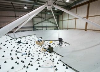 Робота над 39-футовою тарілкою телескопа / Космічна фотографія дня за 10 вересня 2025 року