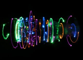 “Рвані” червоточини можуть з’єднувати заплутані чорні діри