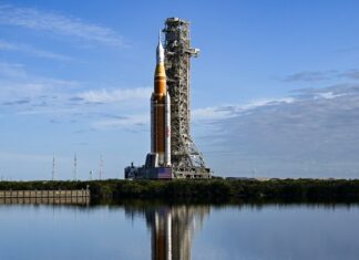 Ракета Артеміс II прямує до стартового майданчика