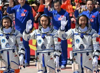 Китайські космонавти опинилися в небезпеці через пошкодження корабля