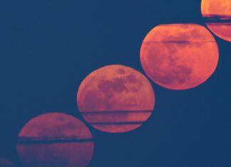 Цукровий Пил Пофарбував Повний місяць в Кроваво-Червоний Колір в Приголомшливій Астрофотографії