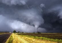 У самому серці бурі: як учений-атмосферник мало не загинув під час зустрічі з торнадо