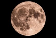 La lune se cache. Pour l’instant.